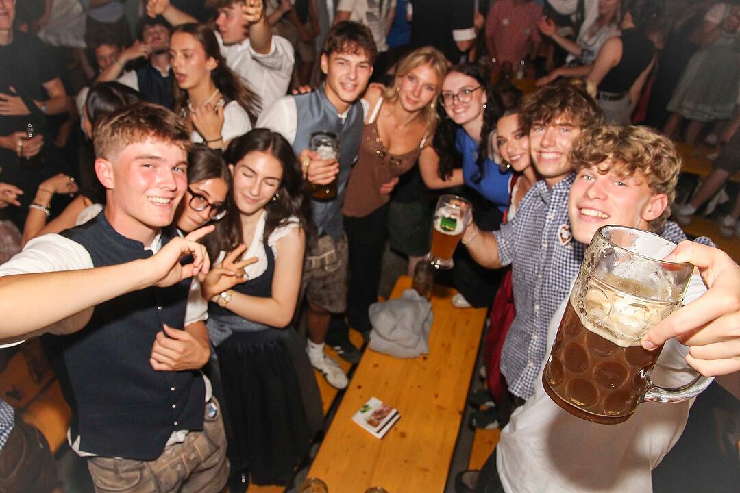 Tanzen, Feiern, Mitsingen &ndash; bayerische Partystimmung bis Mitternacht.