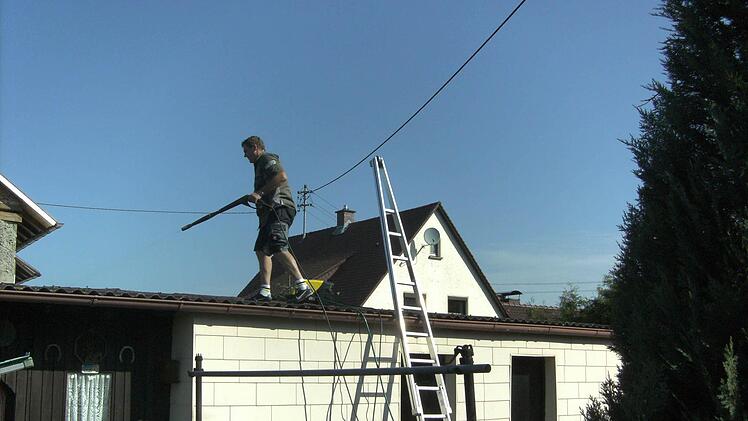 Gebäudereinigung ist die Sache von Jürgen Panzer: Er wagt sich auch hoch hinaus, läuft über Dächer und reinigt Photovoltaikanlagen und Ziegeln.