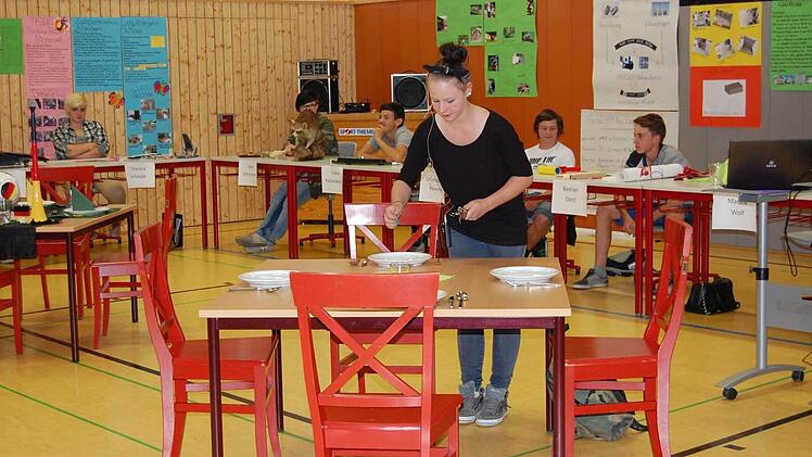 Im Hotel Rhöner Land lernte Marina Wolf das Herrichten eines Tisches für das Abendessen.