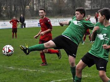 Nur die Beobachter-Rolle bleibt Daniel Derzapf (rotes Trikot) von der SG Hausen/Lauter beim Schuss vom Garitzer Claudio Calianno, der assistiert wird von seinem Teamkollegen Leon Jahr. Foto: Anja Schmitt