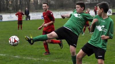 Nur die Beobachter-Rolle bleibt Daniel Derzapf (rotes Trikot) von der SG Hausen/Lauter beim Schuss vom Garitzer Claudio Calianno, der assistiert wird von seinem Teamkollegen Leon Jahr. Foto: Anja Schmitt