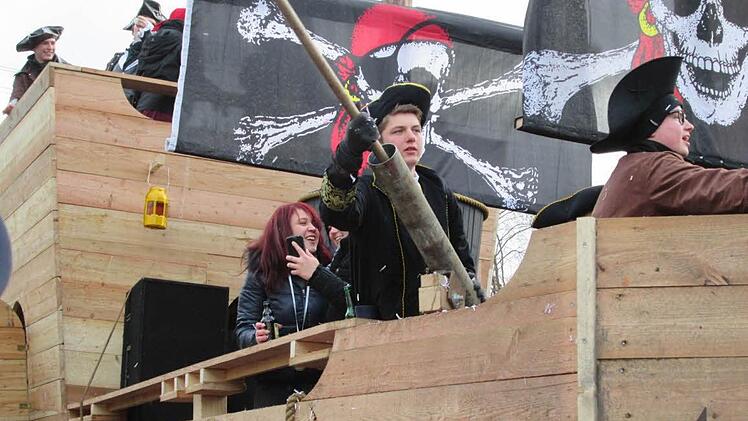 Die Konfettikanone wird geladen: Jugendgruppe Hosenfeld. Foto: Diana Leitsch