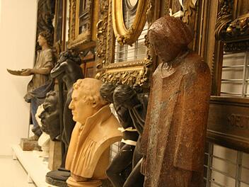 Figuren, Büsten, Bilderrahmen: Über 22 000 Objekte umfasst der Fundus der städtischen Sammlungen, und viele erzählen ihre eigene Geschichte. Nur zu sehen bekommt sie kaum jemand - die Bemühungen der Initiative Stadtmuseum hatten bislang keinen Erfolg. Foto: Simone Bastian/CT-Archiv