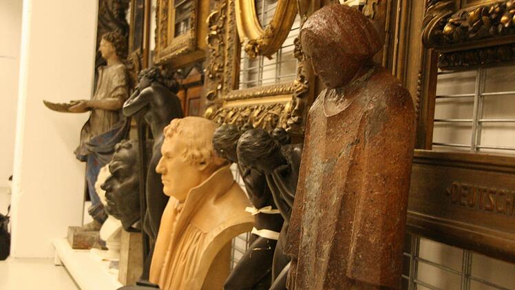 Figuren, Büsten, Bilderrahmen: Über 22 000 Objekte umfasst der Fundus der städtischen Sammlungen, und viele erzählen ihre eigene Geschichte. Nur zu sehen bekommt sie kaum jemand - die Bemühungen der Initiative Stadtmuseum hatten bislang keinen Erfolg. Foto: Simone Bastian/CT-Archiv