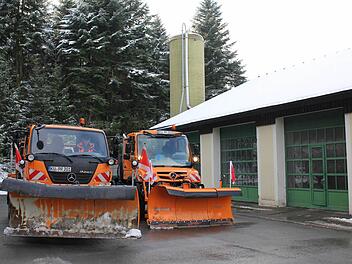 Während am Montagabend die Wiesen im Stadtsteinacher "Unterland" bei minus ein Grad nur noch leicht "gepudert" waren, blieben auf der Pressecker Höhe bei minus drei Grad immer noch drei Zentimeter Schnee liegen. Drei Mal musste der Pressecker Bauhof bei der zweiten Schnee-Episode dieses Winters ausrücken. Bauhofleiter Rudolf Geyer (im linken Fahrzeug) und seine Mannschaft von vier weiteren Beschäftigten halten den Maschinenparkt der Gemeinde rund um die Uhr einsatzbereit. Foto: Klaus Klaschka