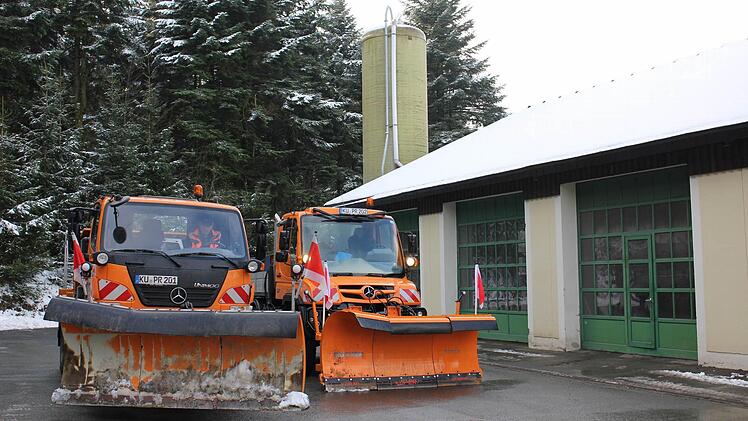 Während am Montagabend die Wiesen im Stadtsteinacher "Unterland" bei minus ein Grad nur noch leicht "gepudert" waren, blieben auf der Pressecker Höhe bei minus drei Grad immer noch drei Zentimeter Schnee liegen. Drei Mal musste der Pressecker Bauhof bei der zweiten Schnee-Episode dieses Winters ausrücken. Bauhofleiter Rudolf Geyer (im linken Fahrzeug) und seine Mannschaft von vier weiteren Beschäftigten halten den Maschinenparkt der Gemeinde rund um die Uhr einsatzbereit. Foto: Klaus Klaschka