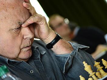GM Vlastimil Jansa und seine Teamkollegen des SC Forchheim kassierten zwei Niederlagen bei der Doppelrunde in München - und die kommenden Gegner werden wohl noch schwerer.  Foto: Udo Güldner