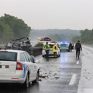 Porsche kracht in Leitplanke