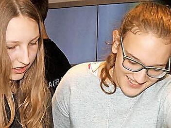 Mädchen bei praktischen Übungen im Elektrobereich. Foto: Günther Geiling