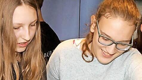 Mädchen bei praktischen Übungen im Elektrobereich. Foto: Günther Geiling