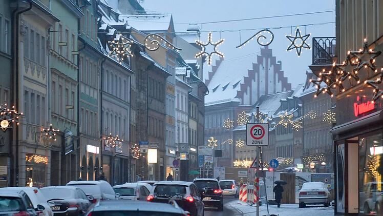 Auch in der Langen Straße  war innerhalb kurzer Zeit alles mit Schnee überzogen.  Foto: Ronald Rinklef