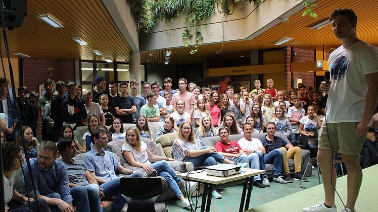 Die Abiturienten begrüßen die Schüler und Lehrer zu den diesjährigen Spielen beim Abistreich. Julia Raab