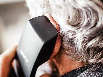 Felix ist seit 25 Jahren ehrenamtlicher Mitarbeiter bei der Telefonseelsorge in Bamberg. Der Pensionär hört jedem Anrufer zu. Fotos: Lea Schreiber