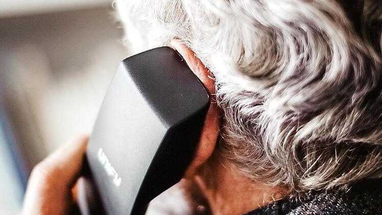 Felix ist seit 25 Jahren ehrenamtlicher Mitarbeiter bei der Telefonseelsorge in Bamberg. Der Pensionär hört jedem Anrufer zu. Fotos: Lea Schreiber