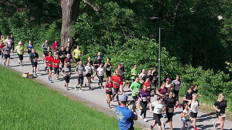 Start des Fünf-Kilometer-Laufs.  Foto: Heike Schülein
