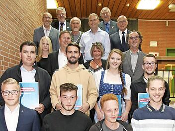 Per Handschlag wurde besiegelt, dass sie nun Gesellen sind: Die Maler-, Tüncher- und Lackierer-Innung für Coburg Stadt und Land sprach acht Lehrlinge frei.  Foto: Wolfgang Desombre