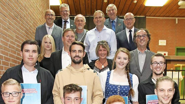 Per Handschlag wurde besiegelt, dass sie nun Gesellen sind: Die Maler-, Tüncher- und Lackierer-Innung für Coburg Stadt und Land sprach acht Lehrlinge frei.  Foto: Wolfgang Desombre