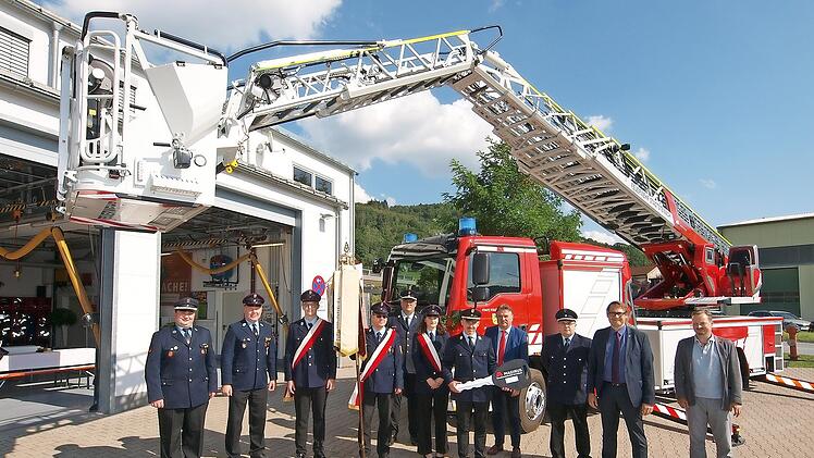 Die Stadtsteinacher Feuerwehr freut sich über die neue Drehleiter, die am Samstag offiziell übergeben wurde. Das gute Stück hat rund 650 000 Euro gekostet.