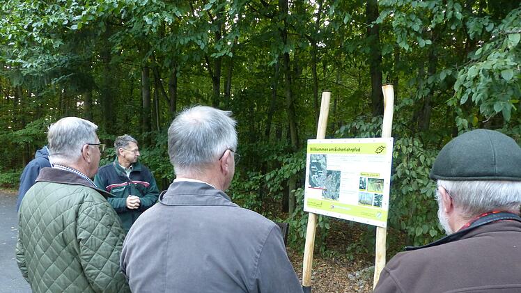 Großes Interesse an dem neuen Pfad im Wald zeigten einige Bürger aus Oerlenbach. Unter fachkundiger Führung liefen sie den rund 1,2 Kilometer langen Weg mit den fünf großen und kleinen Schautafeln ab.