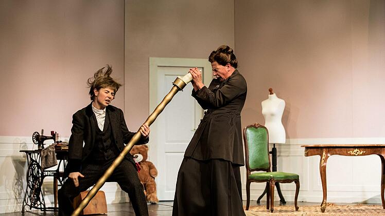 Szene aus "Der kleine Lord" am Landestheater CoburgFoto_ Annemone Taake