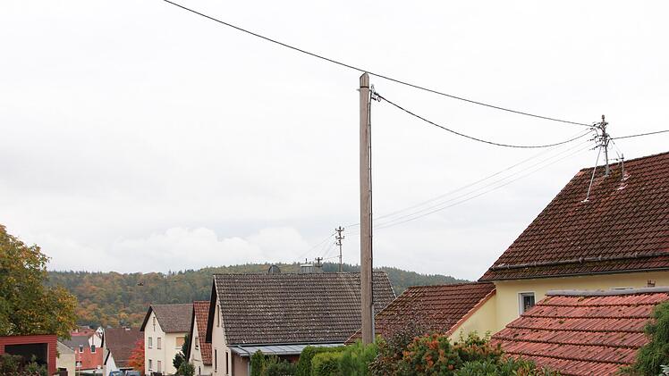 Ein Wünsch der Oehrbergerinnen und Oehrberger: Die Strommasten auf den Dächern sollen verschwinden. Foto: Marion Eckert
