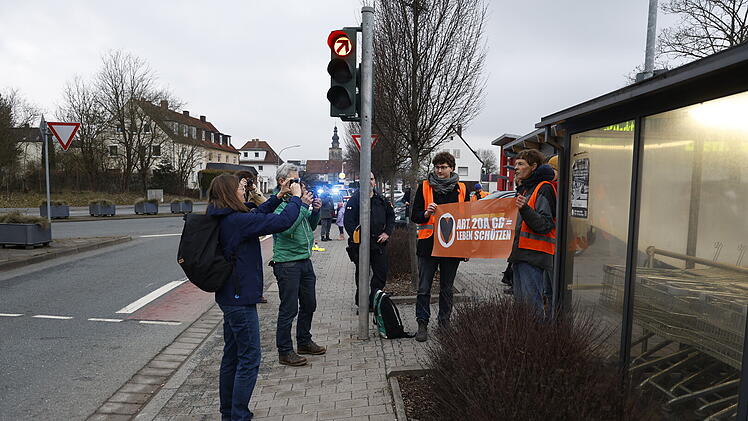 Bayreuth: "Letzte Generation" demonstriert im Stadtgebiet - Klima-Aktivisten kleben sich auf Stra&szlig;e fest