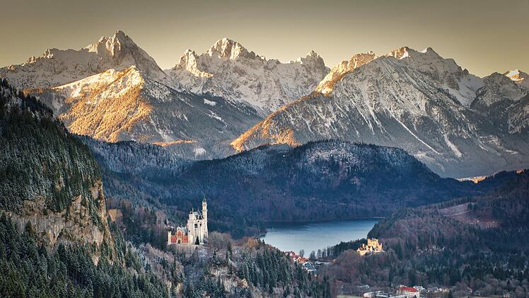 Urlaub in Bayern - Morgenstimmung &uuml;ber Schloss Neuschwanstein und Schloss Hohenschwangau im Winter