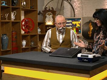 Heide Rezepa-Zabel nahm die Brosche genau unter die Lupe. Sie musste Horst Lichter &uuml;ber eine Besch&auml;digung informieren.