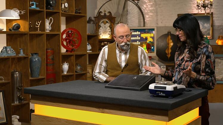 Heide Rezepa-Zabel nahm die Brosche genau unter die Lupe. Sie musste Horst Lichter &uuml;ber eine Besch&auml;digung informieren.