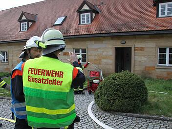 Christopher Stübinger, Kommandant der Melkendorfer Feuerwehr, im Gespräch mit seinem Stellvertreter Heiko Hofmann (links) vor dem Eingang in den Keller des Landesamtes für Umwelt. Foto: S.Martin