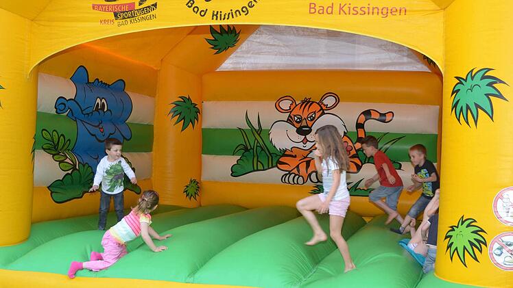 Immer ein Anziehungspunkt: die Hüpfburg