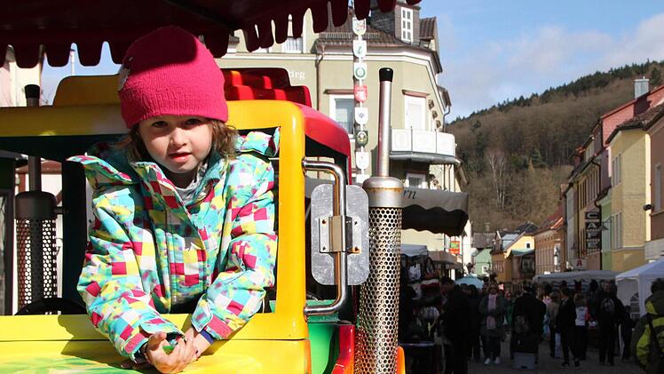 Frühingsmarkt Bad Brückenau: Ella aus Oberleichtersbach fährt Karussell. Foto: Ulrike Müller