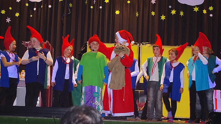 Die Klasse 3 a entführte in ihrem Theaterstück in den "Weihnachtswichtelwald".  Foto: Heike Schülein