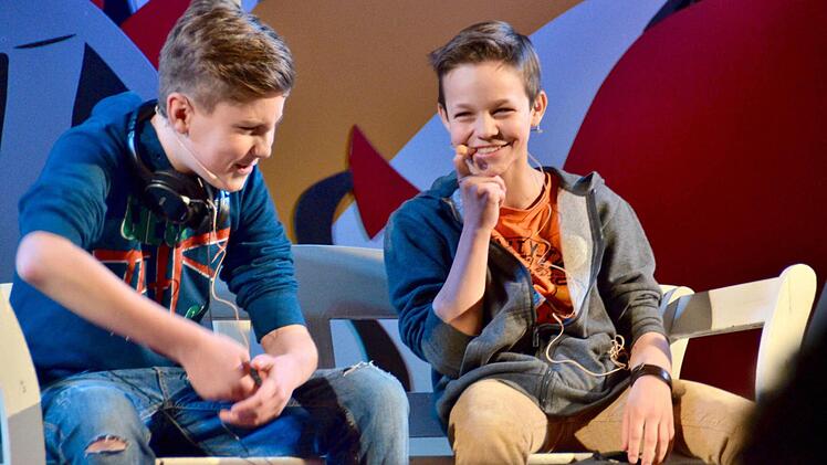 Zwee Läusbuabe plaudern aus dem Nähkästchen - Simon Koch und Dominik Dünisch (links). Foto: Kathrin Kupka-Hahn