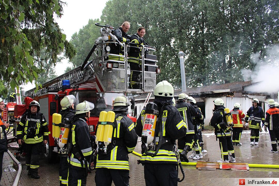 Lagerhalle in Hersbruck vollstaendig ausgebrannt