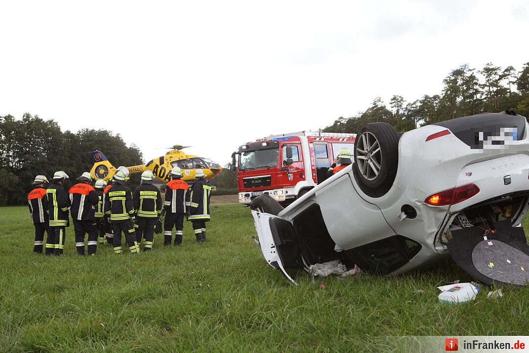 Pkw landet bei Kemmathen auf dem Dach