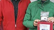 Barbara Behr und Stefan Lang bauen in Dingolshausen die Aronia-Beere an und verarbeiten die "Vitalbeere" weiter.