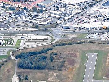 Blick von oben auf den Bamberger Flugplatz Breitenau: Der Berliner Ring (oben zu erkennen) und die A 73 machen eine Verlängerung der Landebahn unmöglich. Dasneue Brose-Hauptquartier grenzt direkt an das Flugplatzgelände an (oben links). Foto: Ronald Rinklef