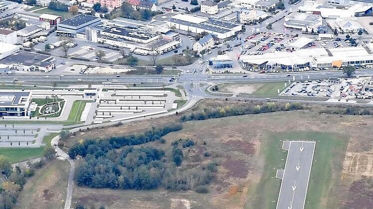 Blick von oben auf den Bamberger Flugplatz Breitenau: Der Berliner Ring (oben zu erkennen) und die A 73 machen eine Verlängerung der Landebahn unmöglich. Dasneue Brose-Hauptquartier grenzt direkt an das Flugplatzgelände an (oben links). Foto: Ronald Rinklef