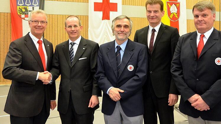 Nicht viel geändert hat sich nach einem langen Wahlprocedre beim Rotkreuzkreisverband Bad Kissingen. Dr. Alexander Siebel bleibt weiterhin Vorsitzender. Auf unserem Foto (von links): gratuliert Bezirksgeschäftsführer Reinhold Dietsch dem alten und neuen Vorsitzenden Dr. Alexander Siebel, daneben Chefarzt Dr. Raph Brath, Schatzmeister Michael Rendl und Justiziar Lars Streiberger. Foto: Peter Rauch
