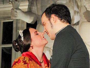 Wie aus den historischen Gemälden: Marie-Sophie Weidinger als Queen  Victoria und Valentin Fruntke als Prinz Albert. Carolin Herrmann