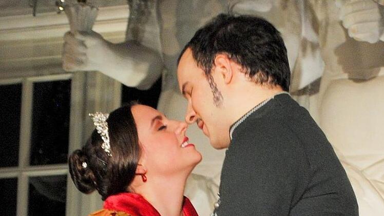 Wie aus den historischen Gemälden: Marie-Sophie Weidinger als Queen  Victoria und Valentin Fruntke als Prinz Albert. Carolin Herrmann