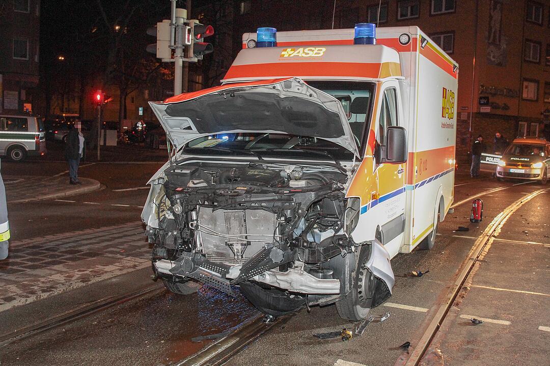Nürnberg: Rettungswagen kollidiert bei Einsatzfahrt mit Auto – zwei Verletzte