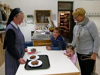 Schwester Anne Rath kümmert sich auf dem Marienberg um Gäste wie Fabian, Carina und deren Großmutter. Fotos: Marion Krüger-Hundrup