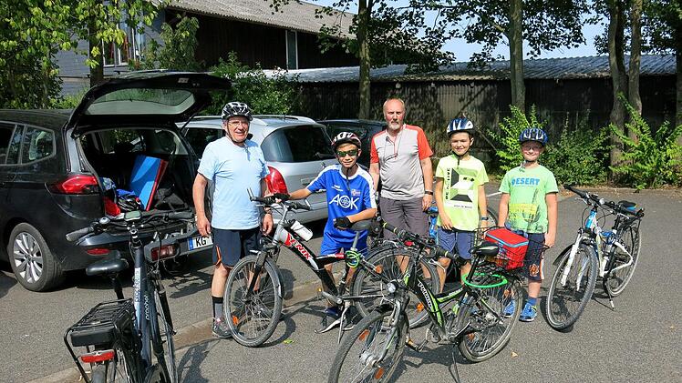 Die kleine Gruppe posiert mit ihren Fahrr&auml;dern.Foto: Egbert Haut