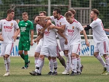 Der VfR Johannisthal (weiße Trikots) bejubelt den Ausgleichstreffer im Pokalspiel gegen den FC Stockheim. Foto: Heinrich Weiß