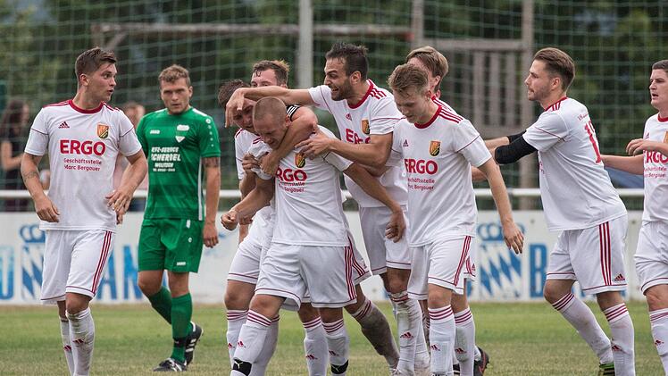 Der VfR Johannisthal (weiße Trikots) bejubelt den Ausgleichstreffer im Pokalspiel gegen den FC Stockheim. Foto: Heinrich Weiß