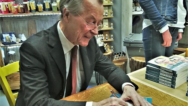 Franz Müntefering (79) beim Signieren.  Fotos: Sigismund von Dobschütz