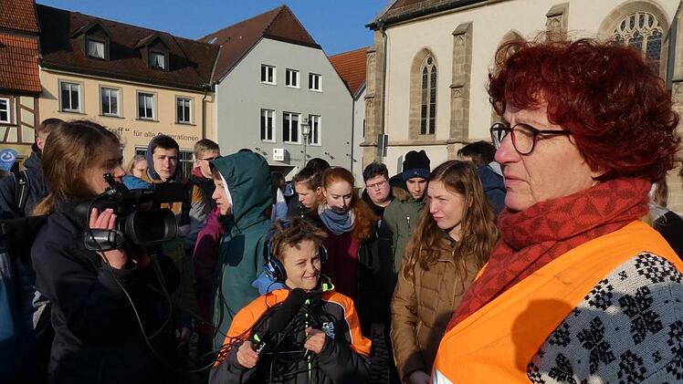 Constanze Schemm (rechts) ergriff das Wort und rief zu einem Umdenken auf.