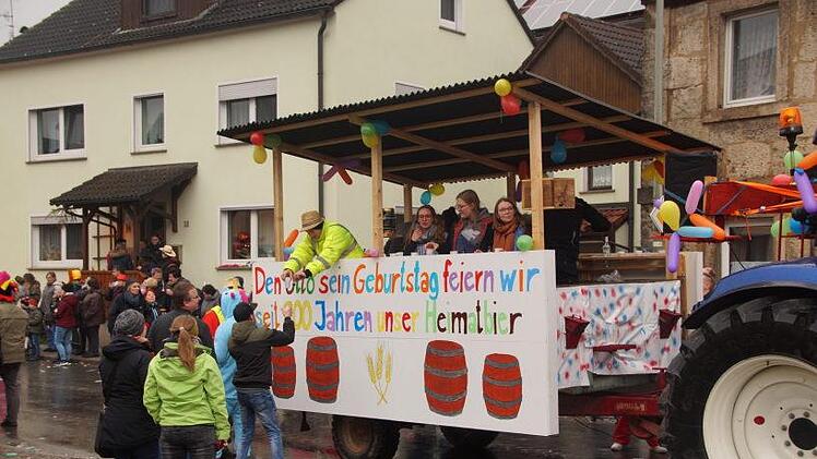 Ob's am feinen Heimatbier liegt, dass der Königsfelder Faschingsumzug immer größer wird?  20 Wagen und Gruppen waren diesmal dabei. Foto: Joseph Beck